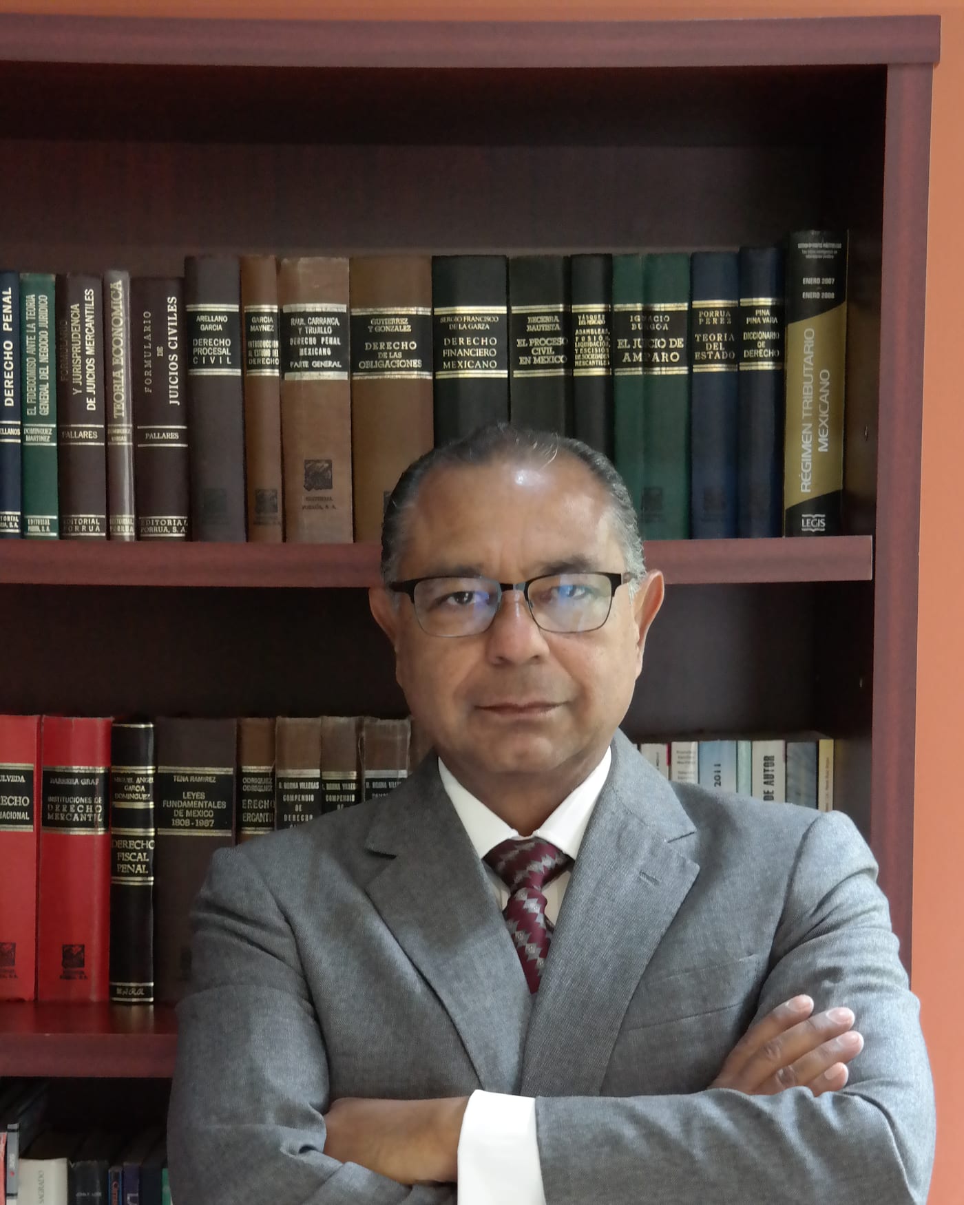Lic. Mauricio A. Ramírez R. en la biblioteca del despacho